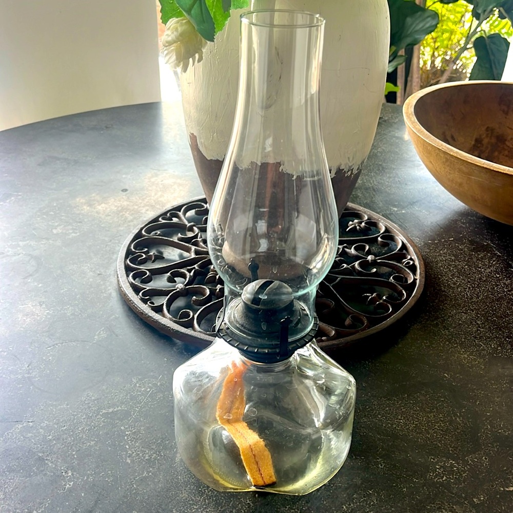Vintage collectible clear glass hurricane kerosene lamp/lantern